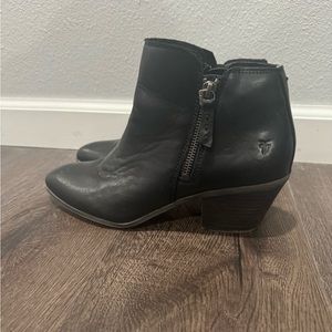 Frye Womens Boots SZ 9 Black Judith Zip Booties Leather Ankle 3471738